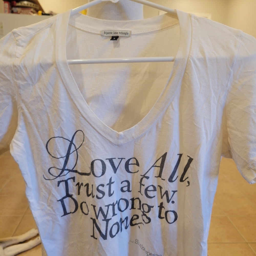 👚EUC~BIZARRE LOVE TRIANGLE T-SHIRT SHAKESPEARE QUOTE